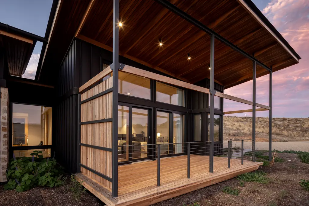 Studio on Forktree – Modern Coastal Retreat image 5