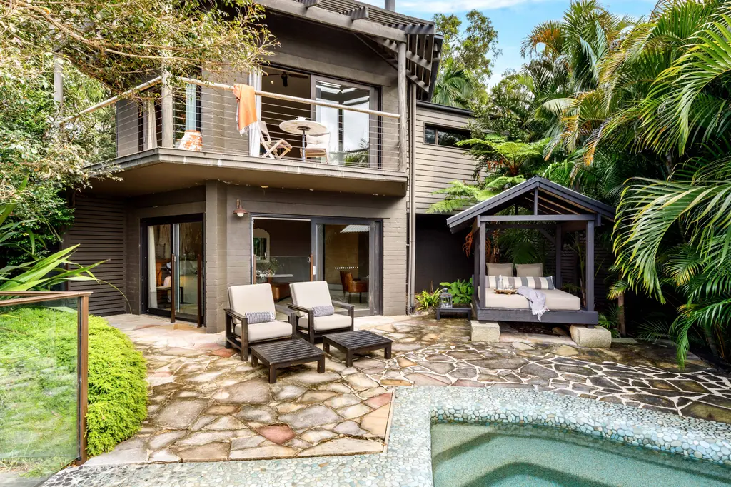 Pretty Beach House image 4