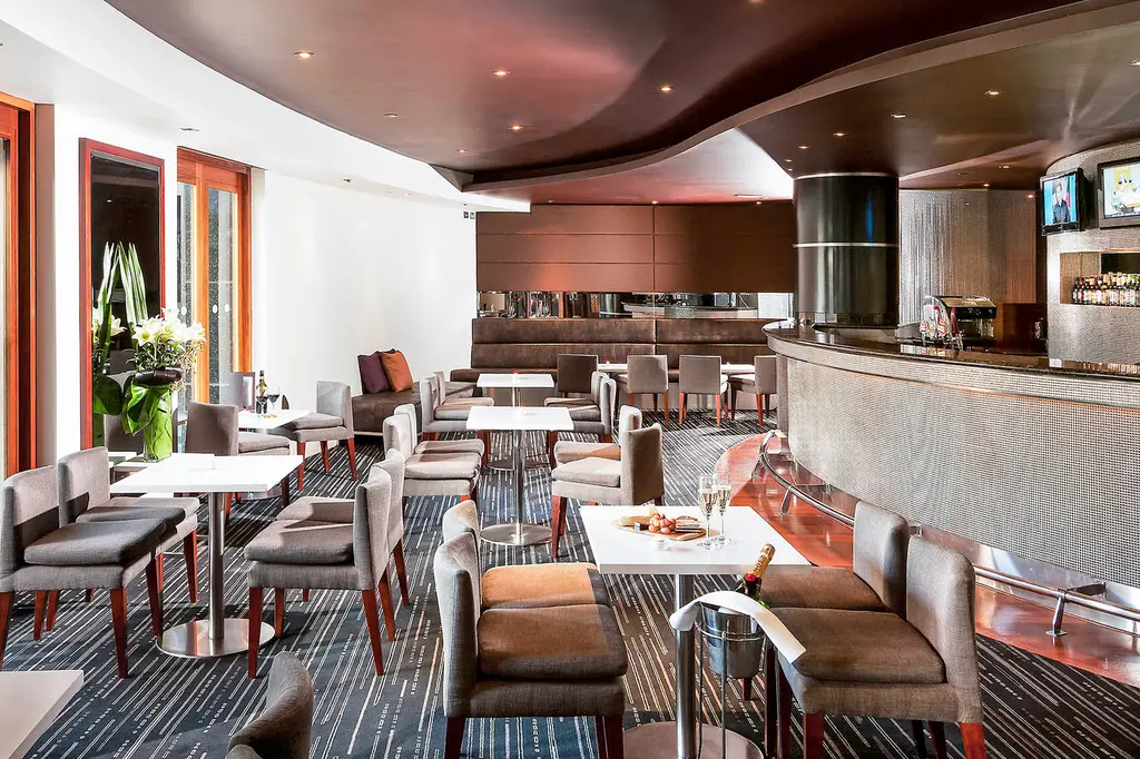 Quay West Suites Melbourne image 7