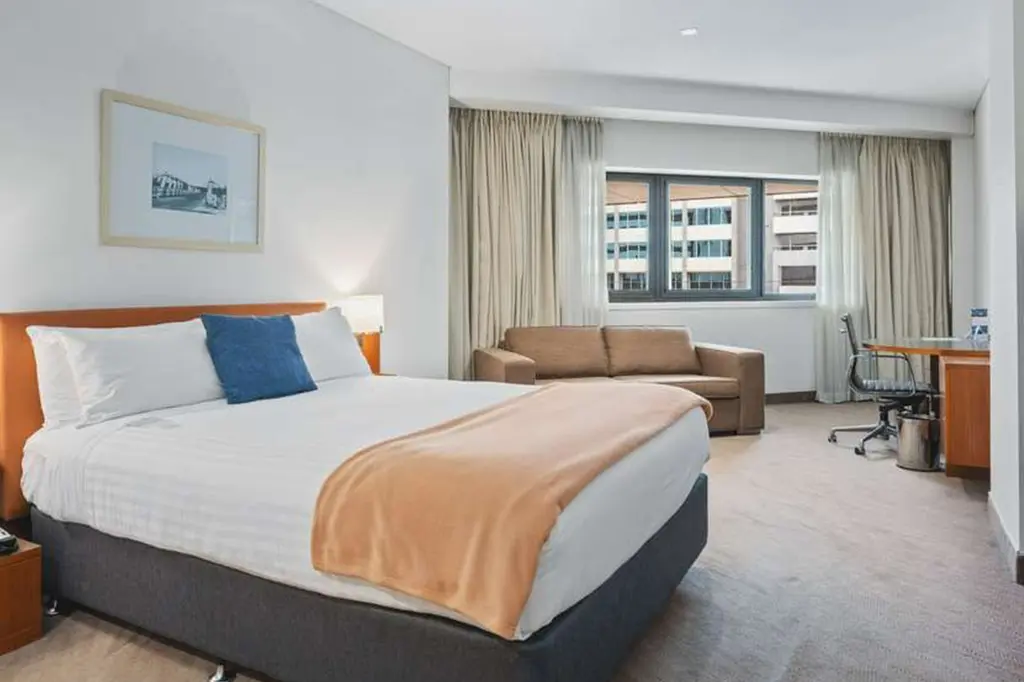 Novotel Canberra image 5