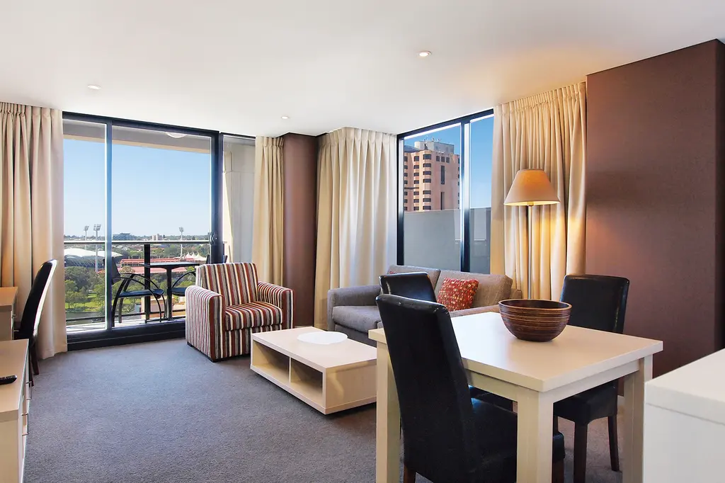 Oaks Adelaide Horizons Suites image 5