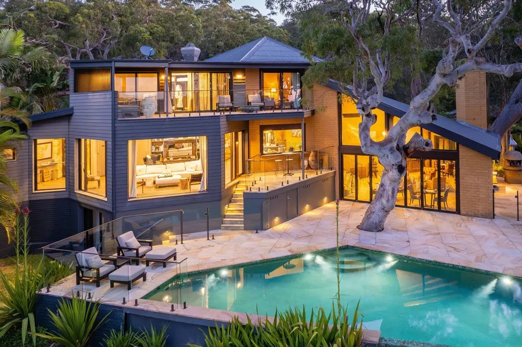 Pretty Beach House image 2