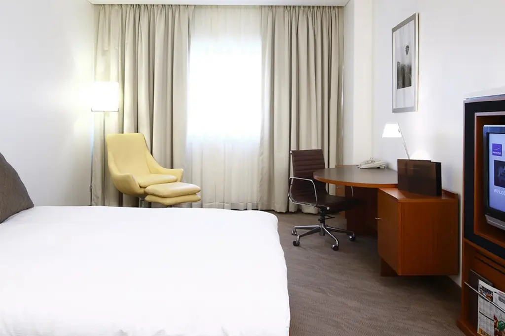 Novotel Canberra image 6