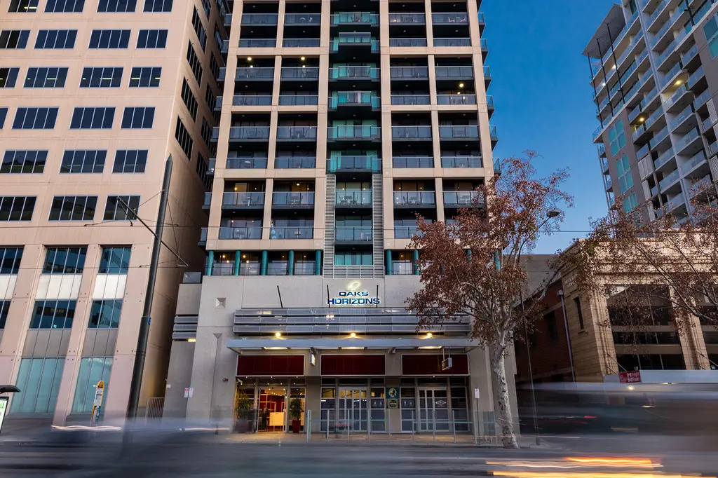 Oaks Adelaide Horizons Suites image 1
